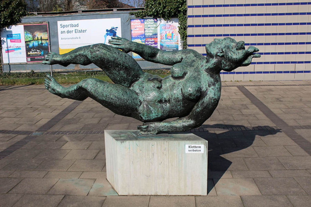 Sportbad an der Elster - Skulptur "Die Schwimmerin" | Entdecke über 20 Kategorien Leipzig-Motive: Foto-Downloads, hochwertige Poster, Leinwand- & Fine-Art-Prints. Jetzt Lieblingsfoto im Bildlexikon Leipzig Shop bestellen!