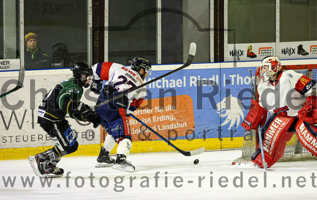 2023-01-13_060_TSV_Erding_gegen_VfE_Ulm-Neu-Ulm | Erding, Deutschland, 13.01.2023:
Eishockey, Bayernliga 2022 / 2023, 27. Spieltag, TSV Erding gegen VfE Ulm/Neu-Ulm, Endergebnis: 6:1

Erik Modlmayr (Erding Gladiators, #21), Florian Döring (VfE Ulm/Neu-Ulm e. V., #27), Torwart David Heckenberger (VfE Ulm/Neu-Ulm e. V., #3)

Foto: Christian Riedel / fotografie-riedel.net