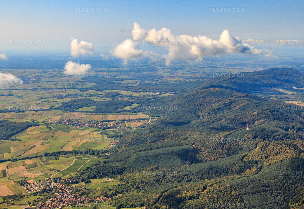 Vue aérienne: Vue d'une ville en bordure des Vosges septentrionales depuis le nord à Cleebourg dans le département Bas Rhin, France – .Photo: IMG_21005.jpg prise le 06/09/2009 par Werner Riehm/FLY-FOTO.eu – Résolution de l'original: 4600 x 3168 px