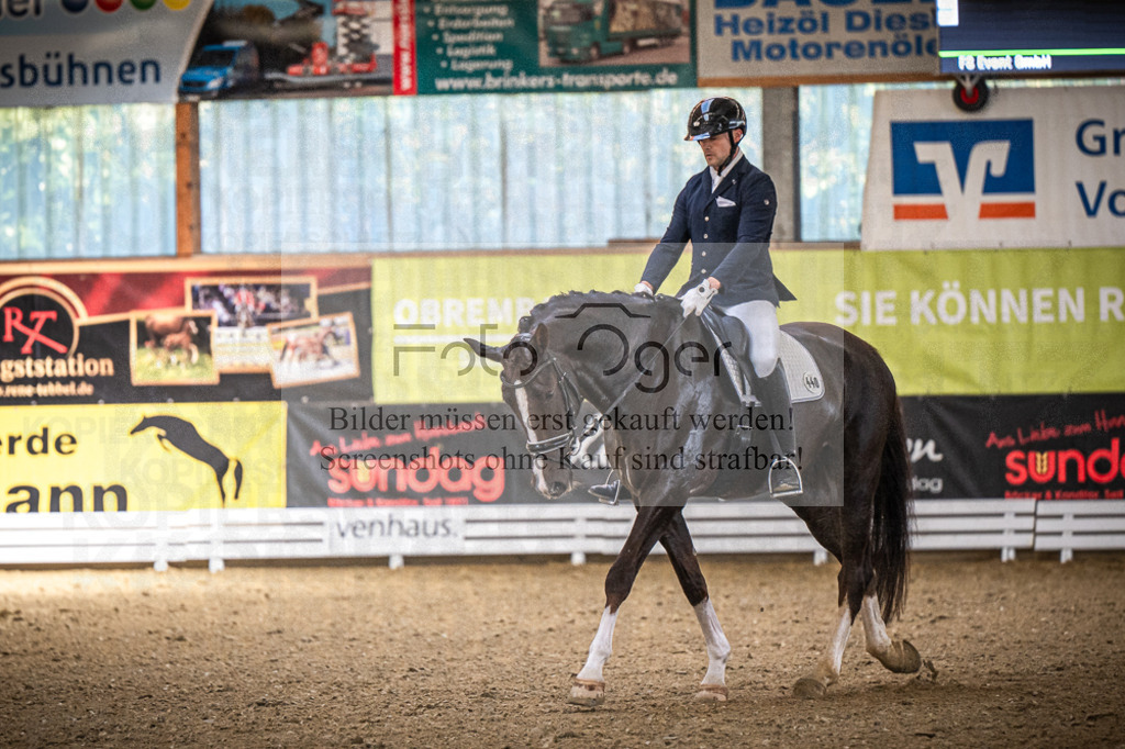 DOS_0098 | Entdecke hochwertige Reitturnierfotos von Foto Oger. Professionell, emotional und authentisch – jetzt Lieblingsmomente im Shop bestellen.Deutschlandweite Turnierfotografie. - Realisiert mit Pictrs.com