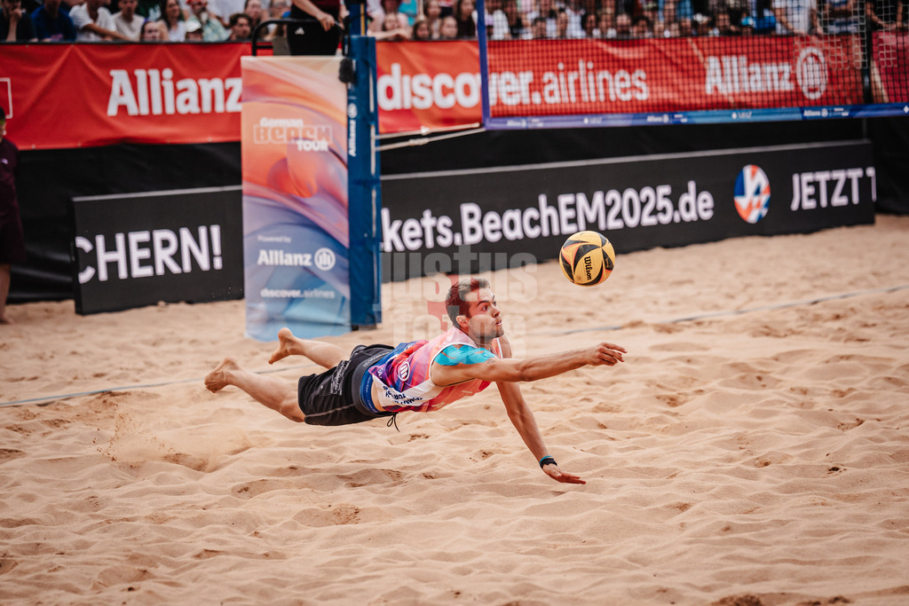 Beachvolleyball | Männer | Allianz German Beach Tour 2025 | Tourstop München | 06.07.2025 | Yannick Bibelriether springt zum Ball
