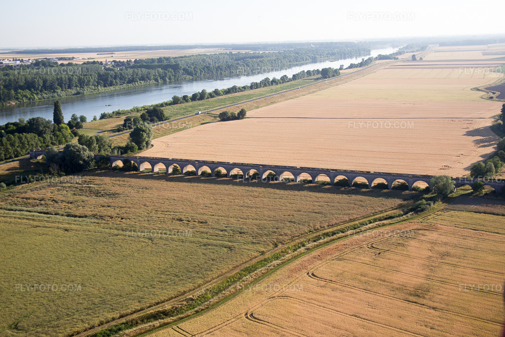 Aerial view: Viaduct at Vineuil/Loire in Vineuil in the state Loir et Cher, France. – Photo: IMG_082073.jpg taken on 06/20/2015 by Werner Riehm/FLY-FOTO.com – Resolution of the original: 5472 x 3648 px