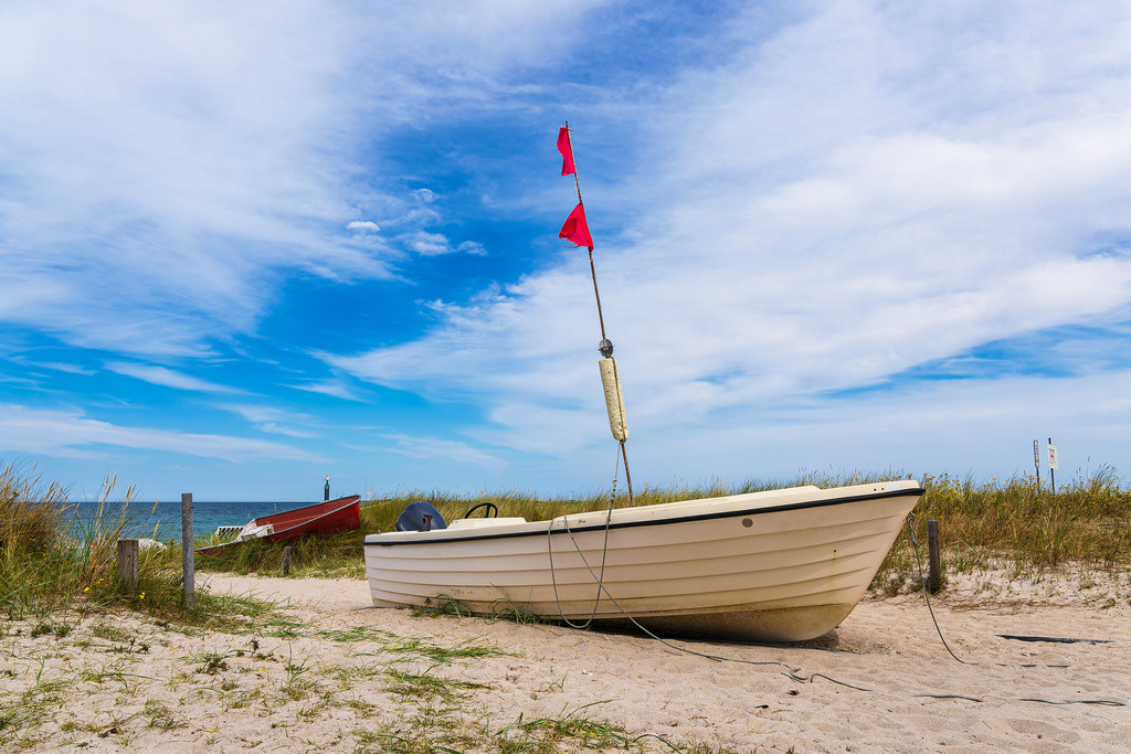 Fischerboot an der Ostseeküste bei Zingst auf dem Fischland-Darß | Fischerboot an der Ostseeküste bei Zingst auf dem Fischland-Darß.