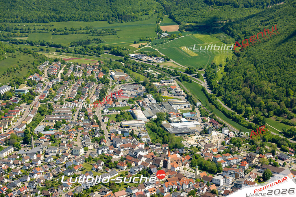 Luftaufnahme der Stadt Oberkochen - Die Luftaufnahme wurde 2025 vom UL-Flugzeug heraus erstellt ( keine Drohne ) - Hochauflösende Luftaufnahme - für professionelle Ausdrucke geeignet. Die Geschenkidee !Mit Lizenz und Bildrechte bestellbar