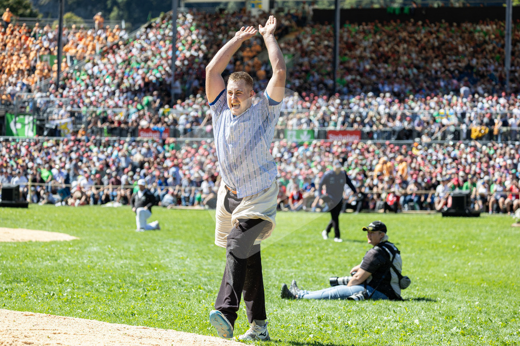 ESAF2025_07Gang_6665 | Lässt sich mit einer Welle feiern: Der Neu-Eidgenosse Appert Silvan - Realisiert mit Pictrs.com