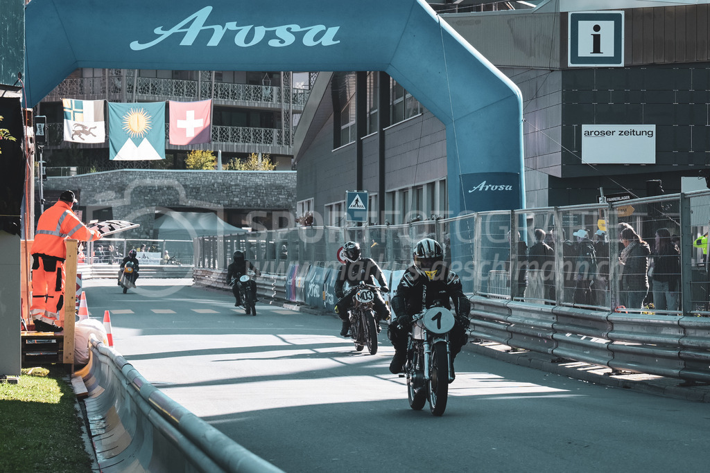 21. Arosa ClassicCar 2025 - 6. =September= 2025 | Das Motorrad-Feld am Arosa ClassicCar 2025..@arosaclassiccar, @arosa.official, #arosaclassiccar, #arosa, #76curves, #classiccarBild: Sportfotografie Markus Aeschimann | www.markus-aeschimann.ch - Realisiert mit Pictrs.com