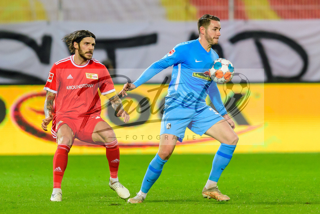 FCUFRE20211215_031 | Fussball, Herren: Christopher Trimmel (1. FC Union Berlin) und Vincenzo Grifo (SC Freiburg) im Zweikampf bei dem Spiel der 1. Bundesliga zwischen 1. FC Union Berlin und SC Freiburg im Stadion An der Alten Foersterei am 15.12.2021 in Berlin, Deutschland.DFB / DFL REGULATIONS PROHIBIT ANY USE OF PHOTOGRAPHS AS IMAGE SEQUENCES AND/OR QUASI-VIDEO. - Realisiert mit Pictrs.com