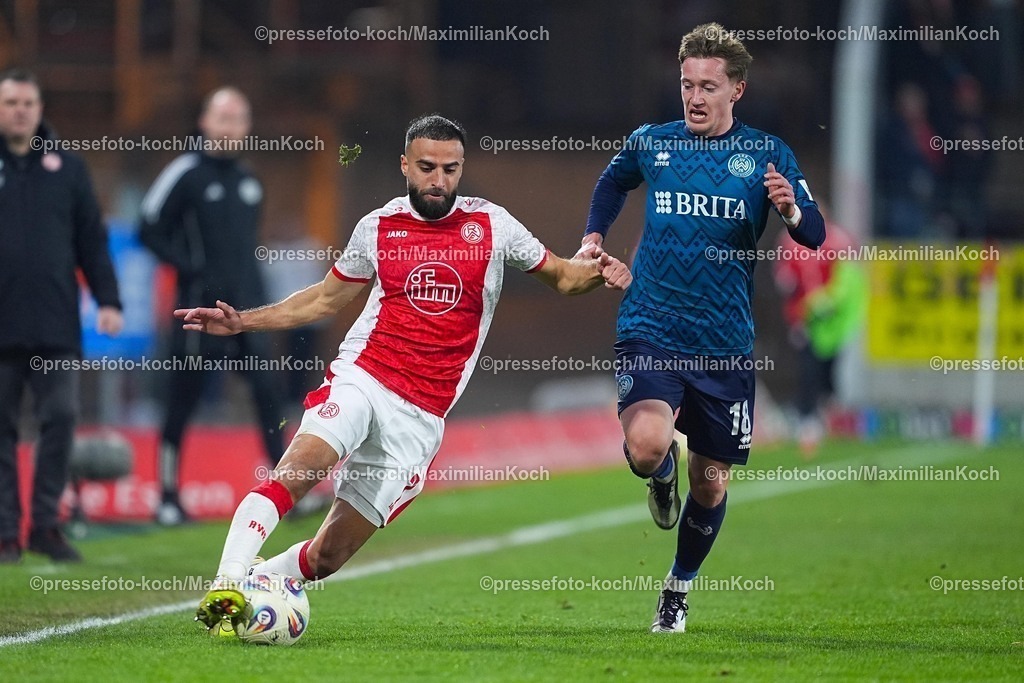 xYDRx01022601074 | 01.02.2026, xydrx, Fußball, 3.Liga, Rot-Weiss Essen - SV Wehen Wiesbaden, Saison 2025 2026, Stadion an der Hafenstraße: Ramien Safi (Rot-Weiss Essen #7) im Zweikampf gegen Tarik Goezuesirin (SV Wehen Wiesbaden #11)    DFB regulations prohibit any use of photographs as image sequences and or quasi-video. Photo: xYannisxDreimannxPressefotoKochx