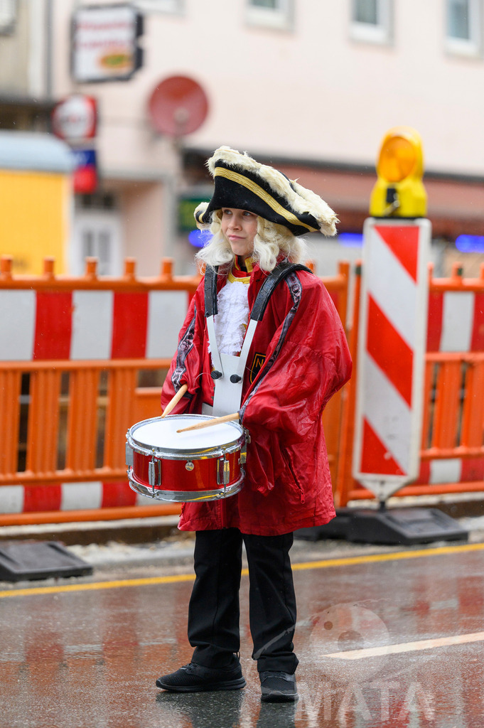 _DWA2377 | Trotz Nieselregen schlängelte sich der „Gaudiwurm“ am Sonntag durch die Nürnberger Innenstadt an tausenden Faschingsfans vorbei.  Nürnberg, 11.02.2024 - Realisiert mit Pictrs.com