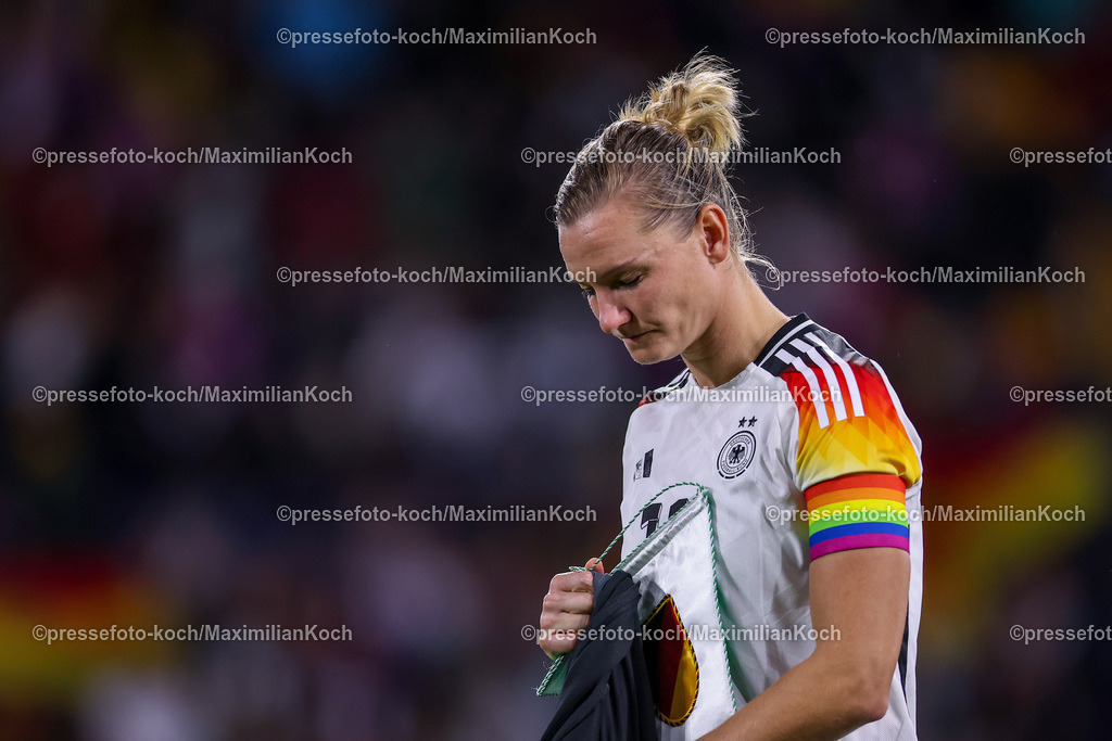 DFB28102401003 | 28.10.2024, Fußball Länderspiel Frauen, Deutschland - Australien, Schauindland-Reisen-Arena Duisburg, Saison 2024 2025: Emotionale verabschiedung von Alexandra Popp (GER #11) 