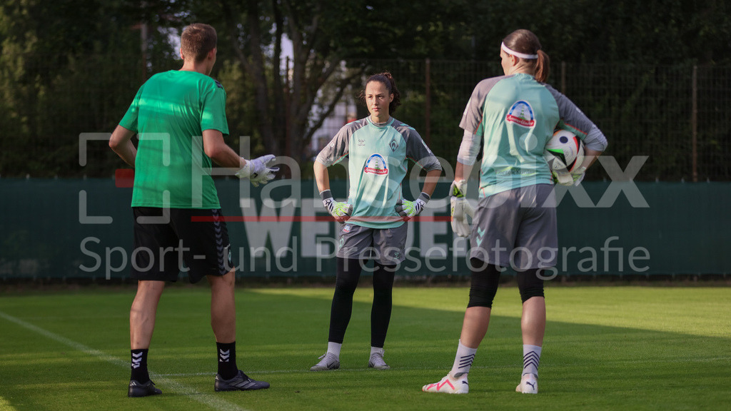 Fussball, Google Pixel Frauen-Bundesliga, Training SV Werder Bremen | v.li.: Hendrik Lemke (Torwart-Trainer, SV Werder Bremen), Livia Peng (Torhüterin, Torwart, SV Werder Bremen, 1) und Johanna Wende (Torhüterin, Torwart, SV Werder Bremen, 25) im Gespräch