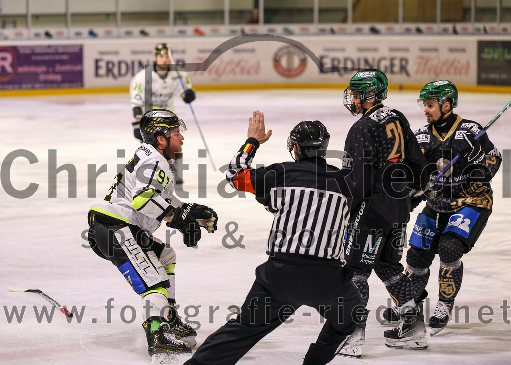 2024-03-01_138_TSV_Erding_gegen_ERSC_Amberg | Erding, Deutschland, 01.03.2024:
Eishockey, Bayernliga Playoffs 2023 / 2024, 5. Spieltag, TSV Erding gegen ERSC Amberg, Endergebnis: 9:0

Daniel Krieger (ERSC Amberg, #97), Erik Modlmayr (Erding Gladiators, #21), Leon Abstreiter (Erding Gladiators, #72)

Foto: Christian Riedel / fotografie-riedel.net