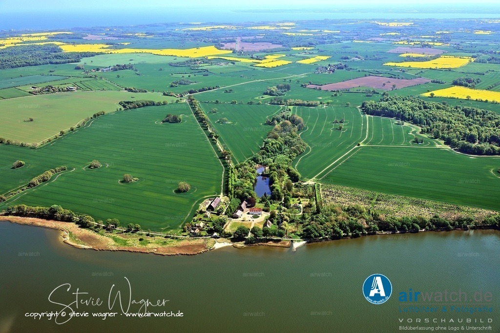 Luftbild Ostseefjord Schlei, Gemeinde Thumby, Gut Bienebek | Der Bach Bienebek fließt in der Gemeinde Thumby und mündet nach etwa 4,7 km Länge in die Schlei. Der Name Bienebek ist erstmals 1436 dokumentiert. Gut Bienebek, zu dessen Gutsbezirk das Dorf Sieseby lange gehörte, wurde erstmals 1507 erwähnt.