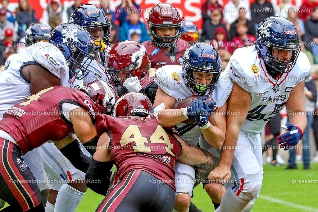 xSSC08062501093 | 08.06.2025, xsscx, American Footballl, Rhein Fire - Paris Musketeers, EFL, Schauinsland-Reisen-Arena, Saison 2025: Running Back Nicolas Khandar (7) von Paris Musketeers versucht, sich durchzusetzen