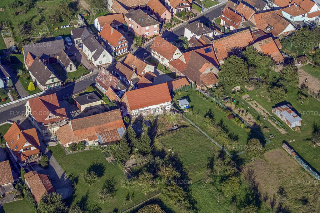 Aerial view: Rue Principale from the south in Schleithal in the state Bas-Rhin, France. – Photo: IMG_7994.jpg taken on 09/13/2007 by Werner Riehm/FLY-FOTO.com – Resolution of the original: 3456 x 2304 px