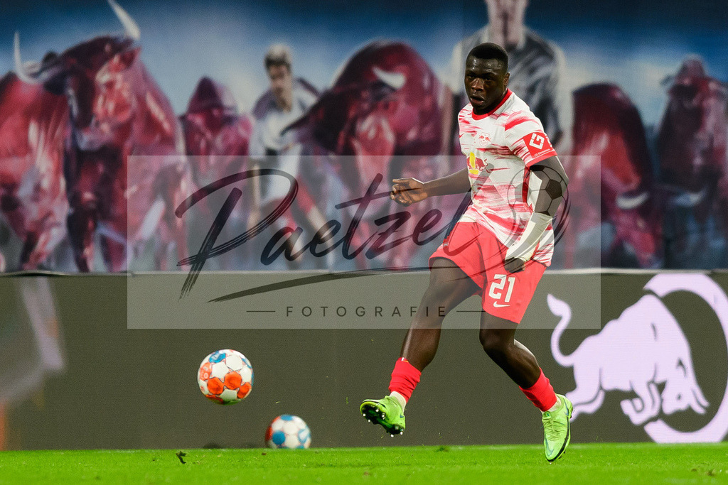 RBLLEV20211128_119 | Fussball, Herren: Brian Brobbey (RB Leipzig) in Aktion, am Ball, Einzelaktion bei dem Spiel der 1. Bundesliga zwischen RB Leipzig und Bayer 04 Leverkusen in der Red Bull Arena am 28.11.2021 in Leipzig, Deutschland.DFB / DFL REGULATIONS PROHIBIT ANY USE OF PHOTOGRAPHS AS IMAGE SEQUENCES AND/OR QUASI-VIDEO. - Realisiert mit Pictrs.com