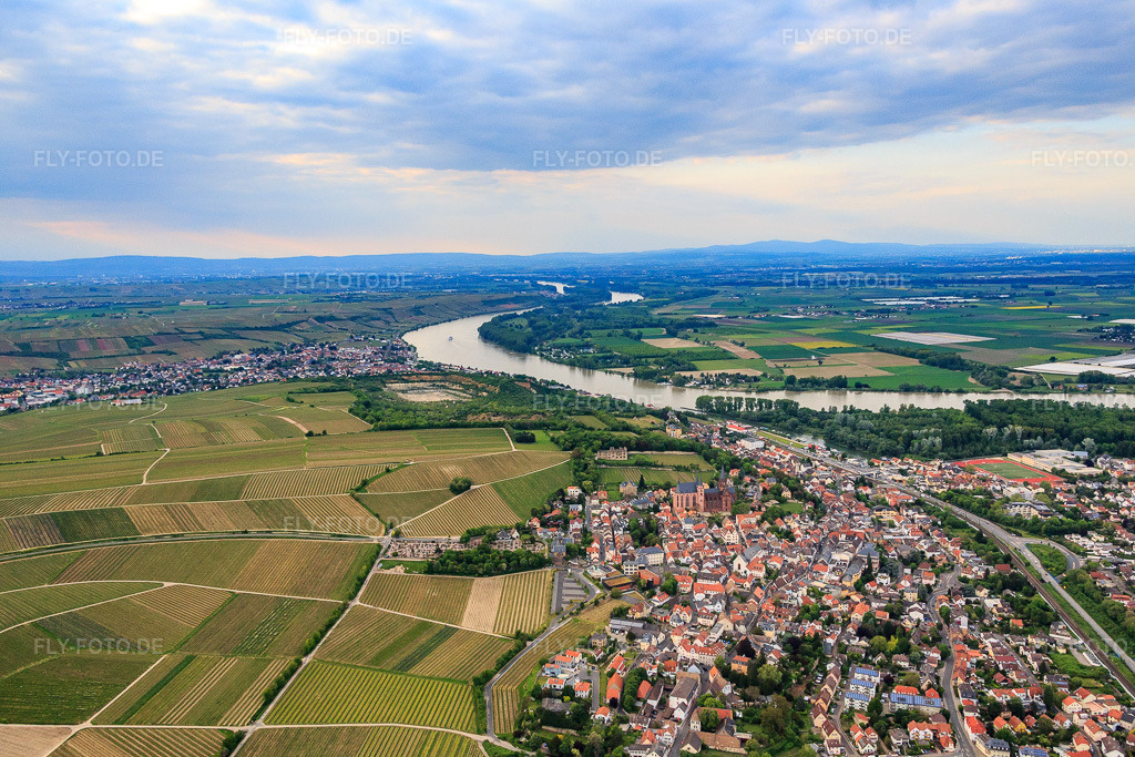Luftbild: Stadtansicht zwischen Weinbergen und Rhein in Oppenheim im Bundesland Rheinland-Pfalz in Deutschland. Foto: IMG_088485.jpg vom 17.05.2016 durch Werner Riehm/FLY-FOTO.de