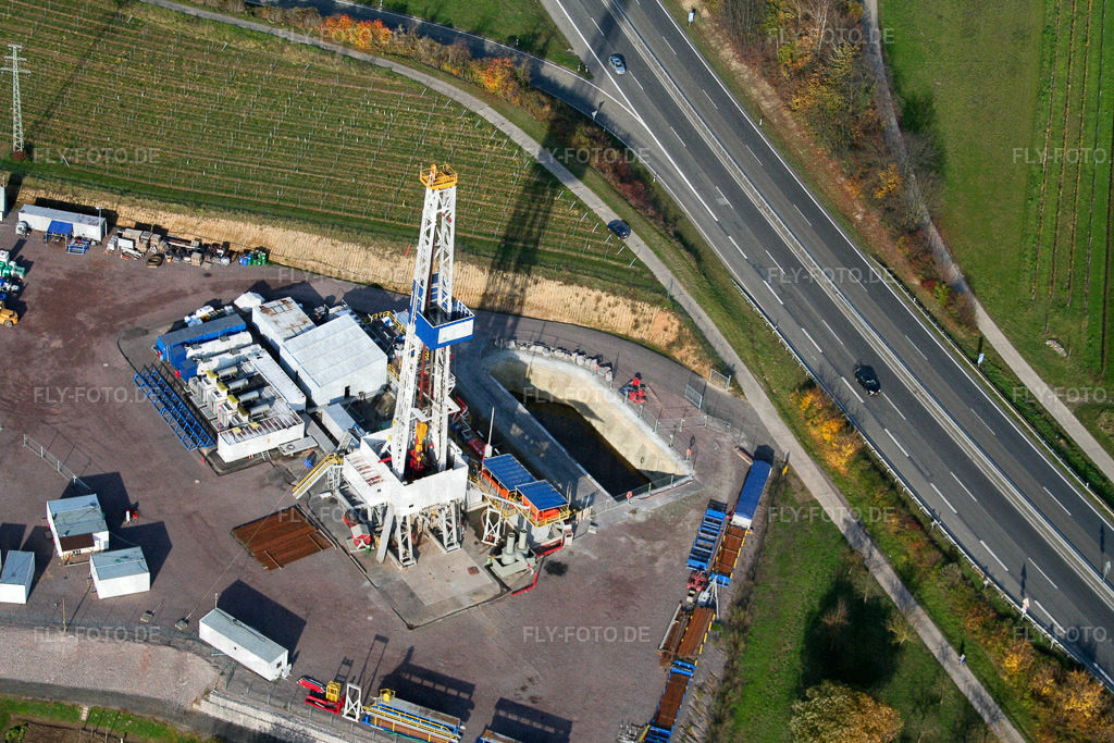 Bohrturm am Geothermiekraftwerk  Insheim | Luftbild: Bohrturm am Geothermiekraftwerk  Insheim in Insheim im Bundesland Rheinland-Pfalz in Deutschland. Foto: IMG_14522.jpg vom 08.11.2008 durch Werner Riehm/FLY-FOTO.de - Realisiert mit Pictrs.com