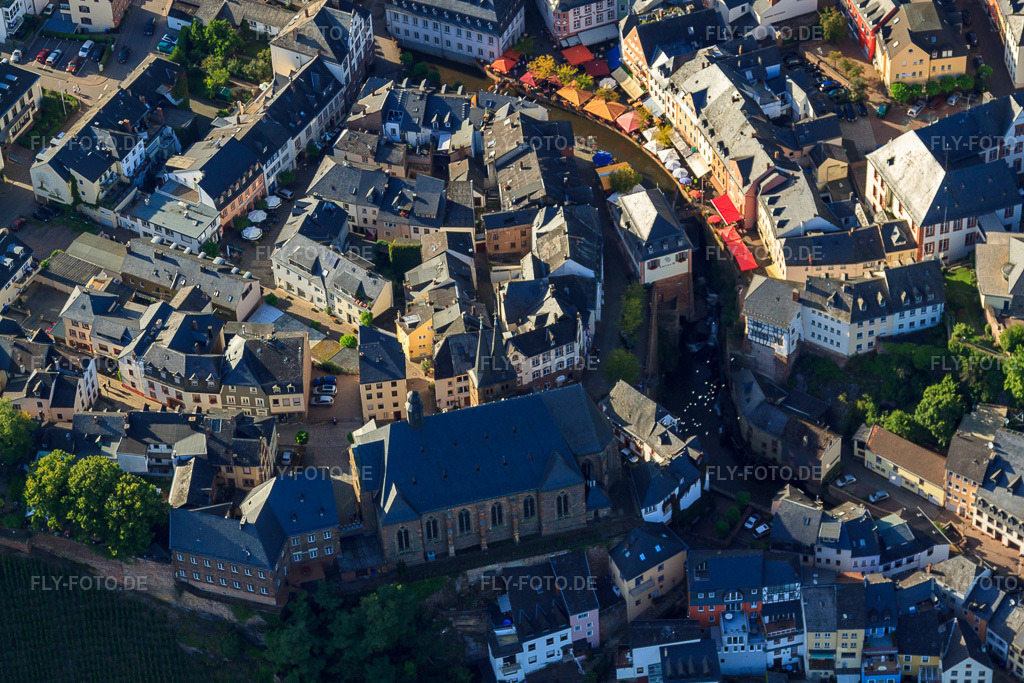 Luftbild: Altstadt und St. Laurentius am Saarufer im Ortsteil Beurig in Saarburg im Bundesland Rheinland-Pfalz in Deutschland. Foto: IMG_33848.jpg vom 11.09.2010 durch Werner Riehm/FLY-FOTO.de