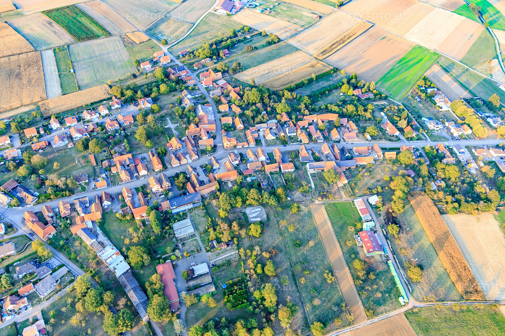 Vue aérienne: Vue de la ville depuis le sud à Retschwiller dans le département Bas Rhin, France – .Photo: IMG_123277.jpg prise le 30/09/2020 par Werner Riehm/FLY-FOTO.eu – Résolution de l'original: 5472 x 3648 px
