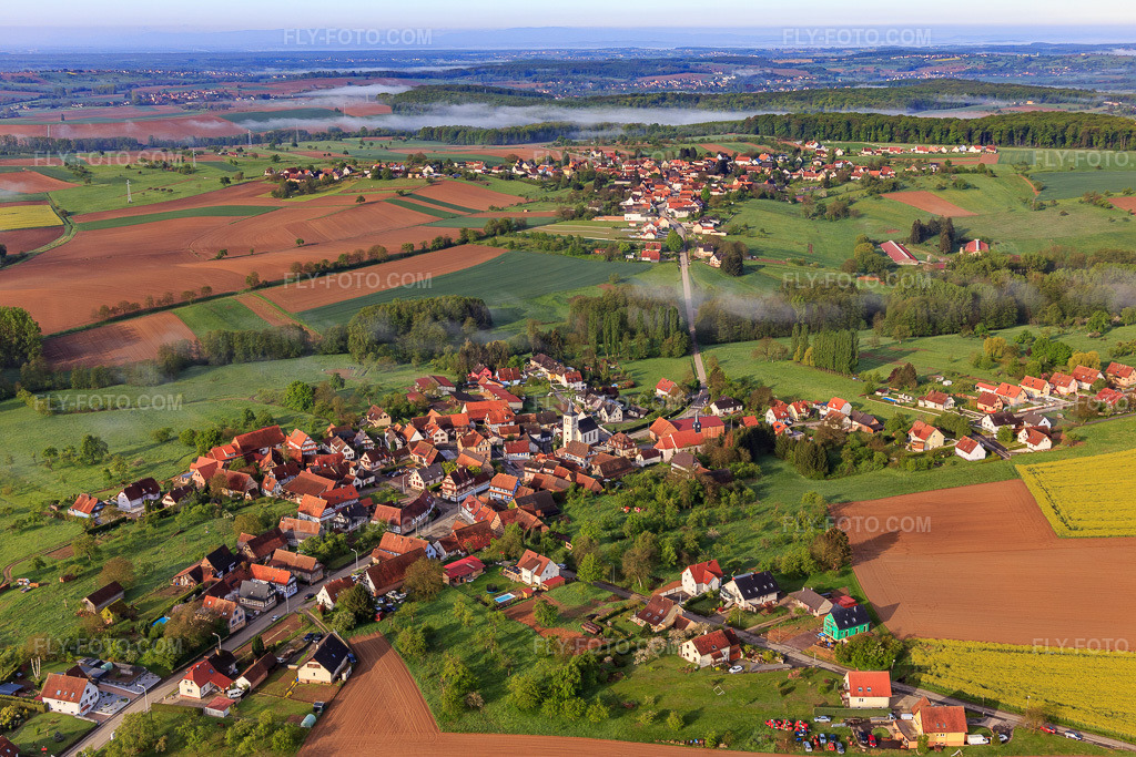 Aerial view: View of the town from the east in Keffenach in the state Bas-Rhin, France. – Photo: IMG_113806.jpg taken on 04/29/2019 by Werner Riehm/FLY-FOTO.com – Resolution of the original: 5472 x 3648 px