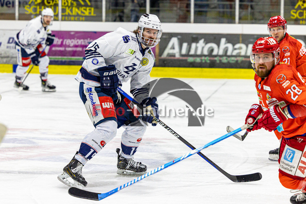 EC Peiting vs Blue Devils Weiden | Eishockey Oberliga Süd 2023/2024, EC Peiting vs Blue Devils Weiden, 20240126,
Fabian VOIT (BDW 15) in Aktion,
2024-01-26 in Peiting (Eisstadion)
15 Fabian VOIT (BDW 15), 28 Fabian WEYRICH (ECP 28), 27 Andreas FEUERECKER (ECP 27)
Copyright: WolfgangxLindner