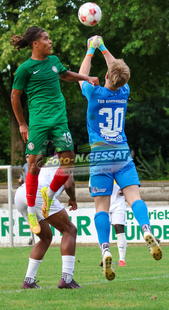 TuS Bersenbrück - HSC Hannover | Auf dem Bild zu sehen: weiß TuS Bersenbrück: ; grün HSC Hannover: TuS Bersenbrück, HSC Hannover, Saison 25/26, Testspiel, Bünde, Deutschland - Realisiert mit Pictrs.com