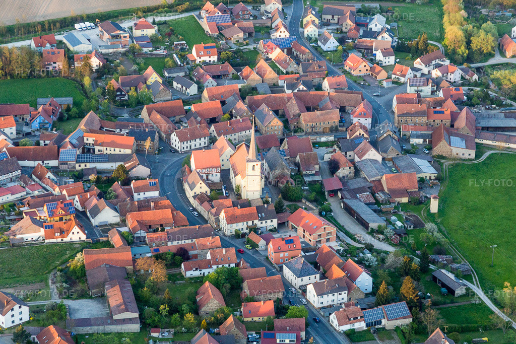 Luftbild: Kirchengebäude in Stadelschwarzach im Ortsteil Stadelschwarzach in Prichsenstadt im Bundesland Bayern in Deutschland. Foto: IMG_088107.jpg vom 06.05.2016 durch Werner Riehm/FLY-FOTO.de