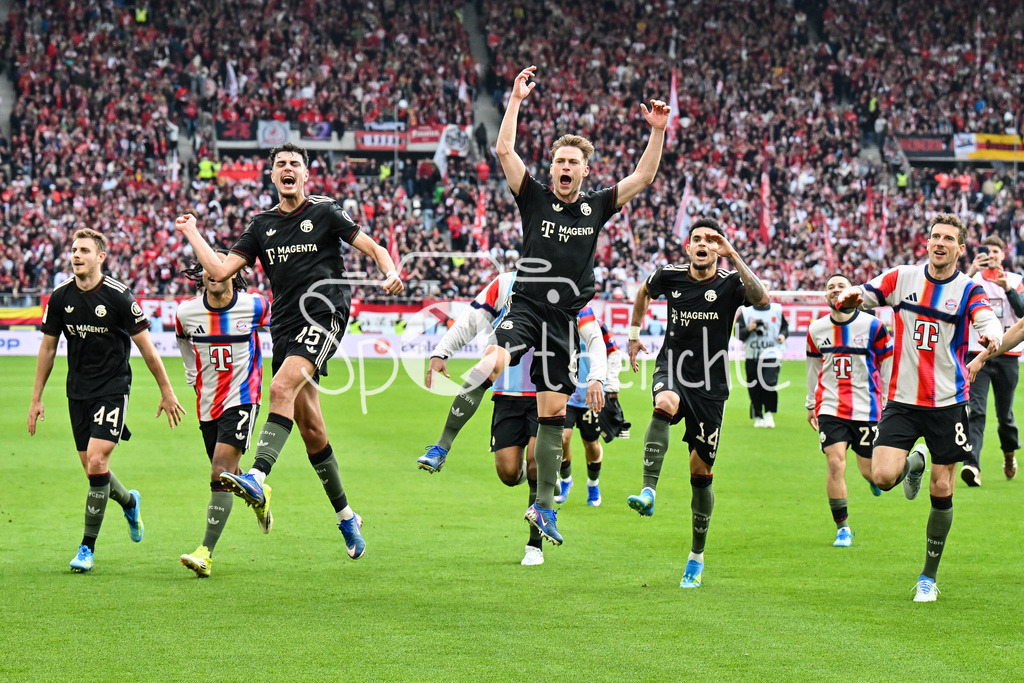 SC Freiburg - FC Bayern München | FREIBURG, GERMANY - 04. APRIL: die Spieler der Gäste feiern zusammen mit den Fans den 2-3 Auswärtssieg in Freiburg während dem Bundesligamatch zwischen dem SC Freiburg und dem FC Bayern München am 28. Spieltag im Europa-Park Stadion / DFL REGULATIONS PROHIBIT ANY USE OF PHOTOGRAPHS AS IMAGE SEQUENCES AND/OR QUASI-VIDEO
