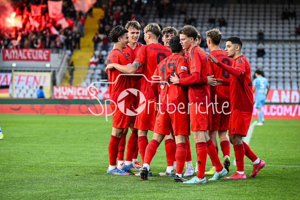 FC Bayern Amateure - Türkgücü München | Jubel der Bayern Amateure nach dem Treffer zum 5-0 durch Samuel UNSOELD (FC Bayern München II #9) / Tor / Torschuetze / Freude / Happy / Regionalliga Bayern: FC Bayern Muenchen II - Tuerkguecue Muenchen, Gruenwalder Stadion am 09.05.2025