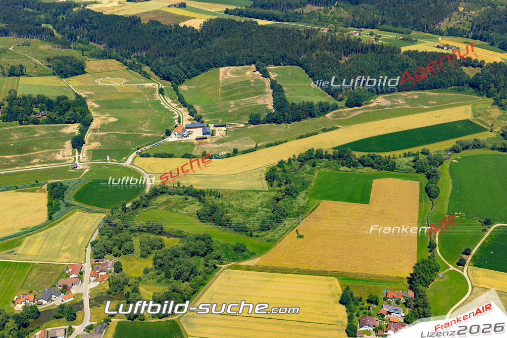 Aktuelles Luftbild von Münchsdorf Roßbach - Die Luftaufnahme wurde 2022 mittels UL-Flugzeug erstellt ( keine Drohne ) - hochauflösende Kamera-Systeme von  Canon -Beste Qualität - Für grossformatige Ausdrucke geeignet. Die Geschenkidee !