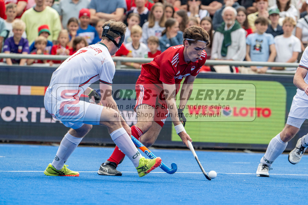 Final4_20250601-1447-Z09_4552 | Krefeld, Deutschland, 01.06.2025:  Feldhockey Final4 2025 – „Deutsche Feldhockey-Meisterschaften 2025“ Crefelder HTC - Rot-Weiss Köln (Finale Herren) im Gerd-Wellen-Hockeyanlage am 01.06.2025 in Krefeld, Deutschland. (Foto von Kramhöller/Fehrmann/Kaste)Krefeld, Germany, 01.06.2025: Feldhockey Final4 2025 – „Deutsche Feldhockey-Meisterschaften 2025“ Harvestehuder HTC - Düsseldorfer HC (Finale Damen) in Gerd-Wellen-Hockeyanlage at 01.06.2025 in Krefeld, Deutschland. (Foto from Kramhöller/Fehrmann/Kaste)