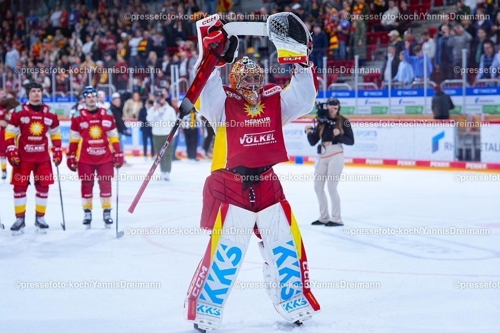 xYDR12102501038 | 12.10.2025, xydrx, Eishockey, DEL2, Düsseldorfer EG - Eispiraten Crimmitschau, PSD Bank Dome Düsseldorf: Ryan Bednard (Düsseldorfer EG #50) jubelnd über den 6:4 Sieg