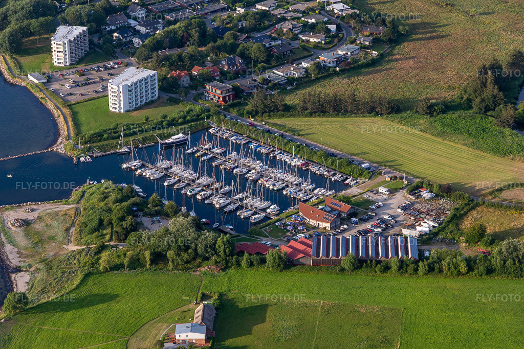 Luftbild: Yachthafen des CLUB NAUTIC e.V. mit Sportboot- Anlegestellen und Bootsliegeplätzen am Uferbereich der Förde mit Restaurant 