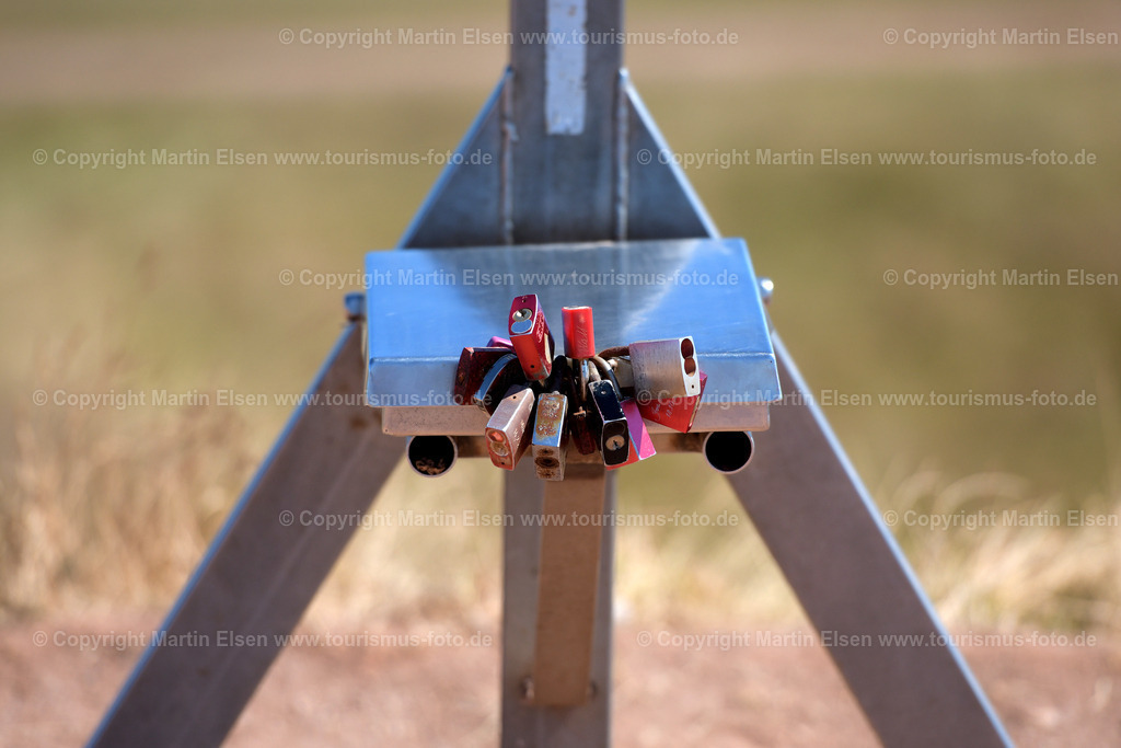 Helgoland Gipfelkreuz Schlösser_ELS_8086030818 | Helgoland - Aufnahmedatum: 03.08.2018, Aufnahmehöhe:  m, Koordinaten:  - , Bildgröße: 6207 x  4138 Pixel - Copyright 2018 by Martin Elsen, Kontakt: Tel.: +49 157 74581206, E-Mail: info@schoenes-foto.deSchlagwörter:Schleswig-Holstein,Landkreis Pinneberg,Düne,Hochseeinsel,Börteboote,Meer,Küste,Halunder,Oberland,Unterland,Strand,Seehunde,Robben,Lange Anna,Felsen,Roter Felsen,Luftbild,Luftbilder,Bastölpel - Realisiert mit Pictrs.com