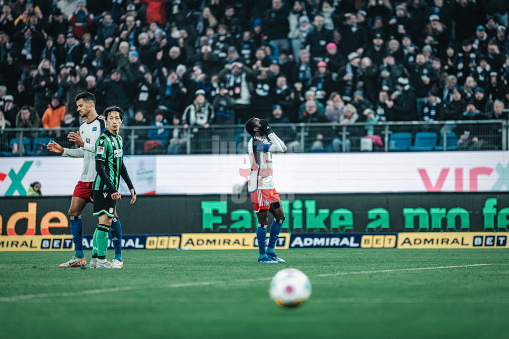 Fußball | Männer | Saison 2023/2024 | 2. Fußball-Bundesliga | 21. Spieltag | Hamburger SV vs. Hannover 96 | 09.02.2024 | Jean-Luc Dompe (#27, HSV) ärgert sich