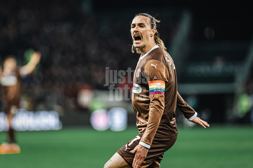 Fußball | Männer | Saison 2024/2025  | Fußball-Bundesliga | 26. Spieltag | FC St. Pauli vs. TSG Hoffenheim | 14.03.2025 | Jackson Irvine (#7, FC St. Pauli) sauer über eine Schiedsrichterentscheidung