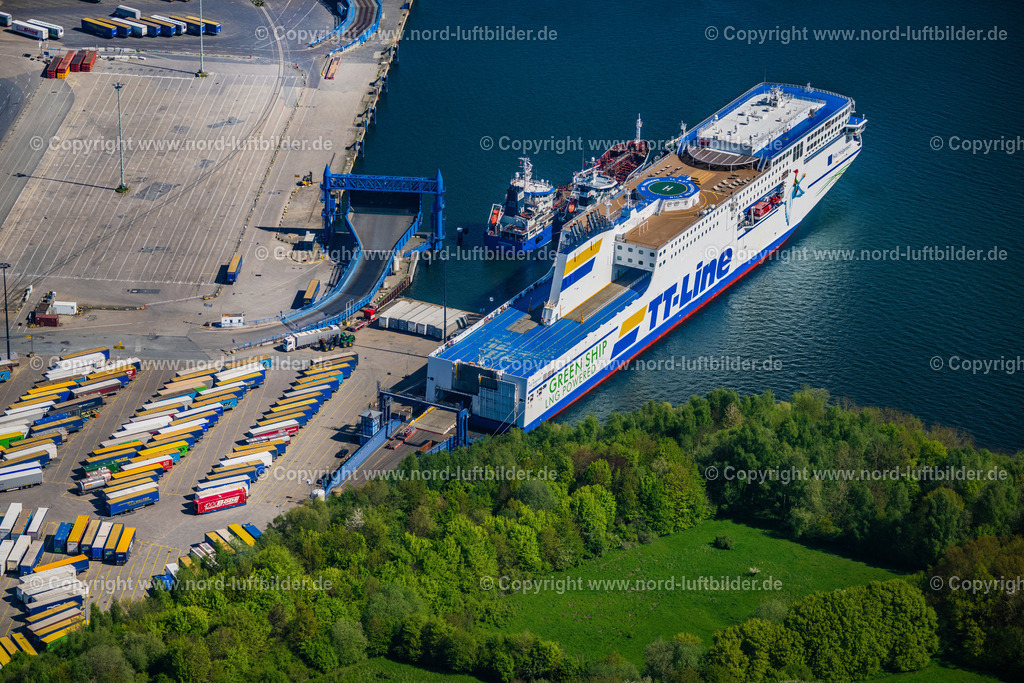 Travemünde_Fährhafen_Ttline_Schiff_Nils_Holgerson_ELS_9919010524 | IVENDORF 01.05.2024 Fähr- Hafenanlagen an der Meeres- Küste Lübeck Travemünde an der Trave" Nils Holgerson TT-Line" in Ivendorf im Bundesland Schleswig-Holstein, Deutschland. // Ferry port facilities on the sea coast Luebeck Travemuende on the Trave "Nils Holgerson TT-Line" in Ivendorf in the state Schleswig-Holstein, Germany. Foto: Martin Elsen