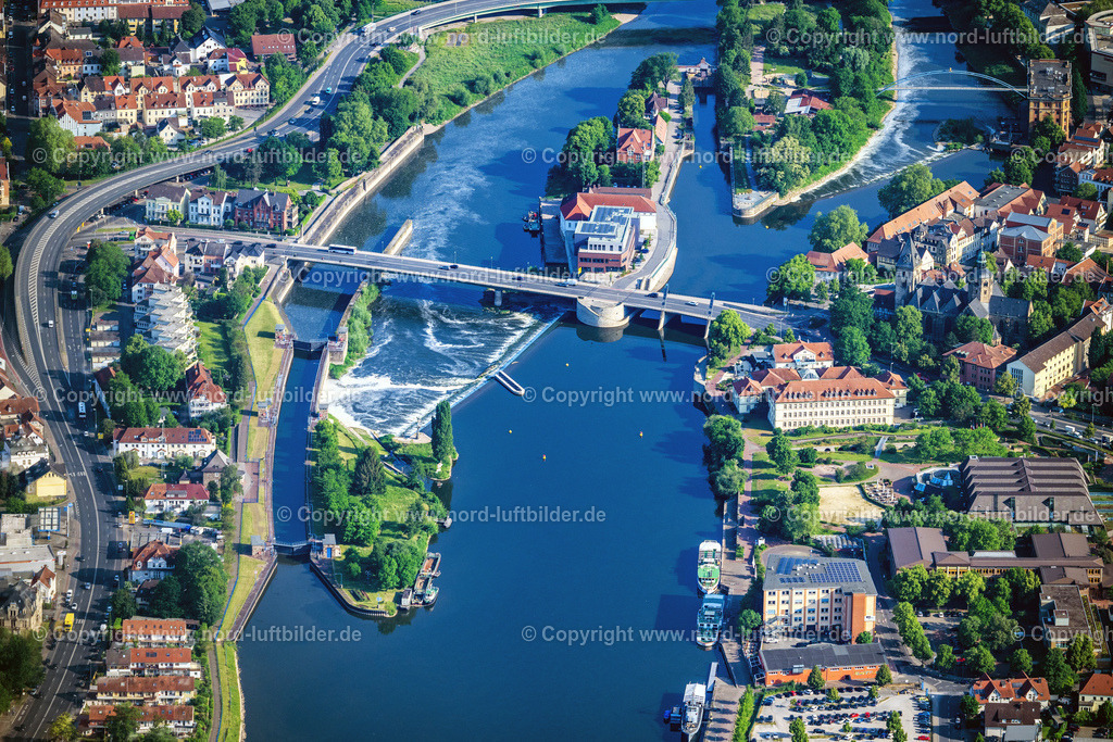 Hameln_Altstadt_ELS_0385050623 | HAMELN 05.06.2023 Stadtansicht am Ufer des Flußverlaufes der Weser in Hameln im Bundesland Niedersachsen, Deutschland. Weiterführende Informationen bei: Stadt Hameln. // City view on the river bank of the Weser river in Hameln in the state Lower Saxony, Germany. Further information at: Stadt Hameln. Foto: Martin Elsen