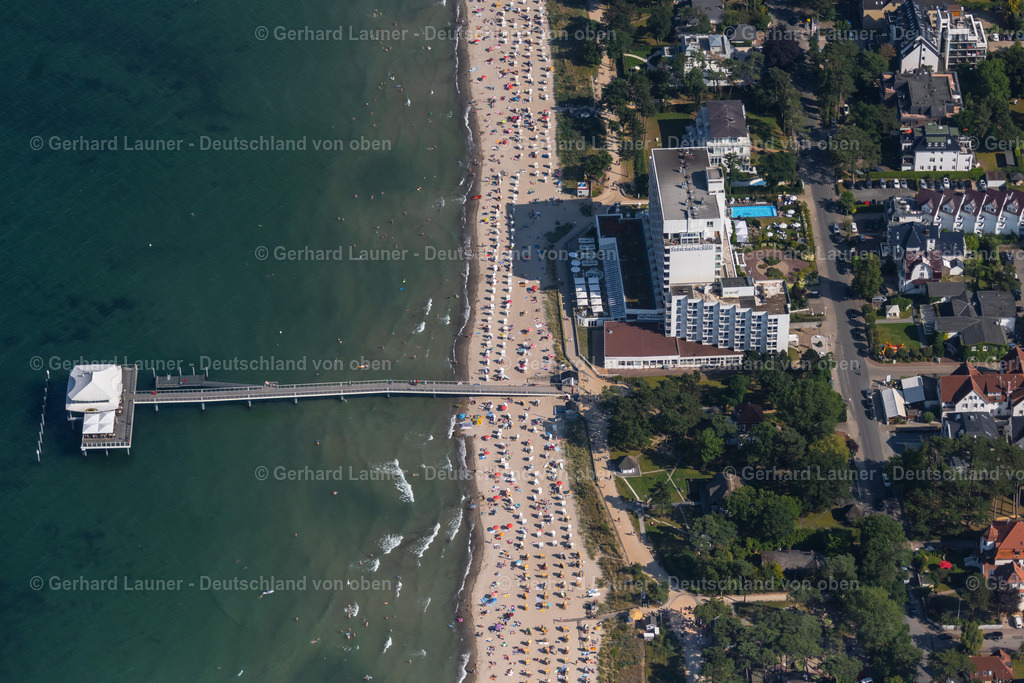 4038185 | TIMMENDORFER STRAND 07.08.2020 Laufflächen und Konstruktion der Seebrücke über der Wasseroberfläche mit japanischem Teehaus in Timmendorfer Strand im Bundesland Schleswig-Holstein, Deutschland. Weiterführende Informationen bei: Timmendorfer Strand Niendorf Tourismus GmbH. // Running surfaces and construction of the pier over the water surface . in Timmendorfer Strand in the state Schleswig-Holstein, Germany. Further information at: Timmendorfer Strand Niendorf Tourismus GmbH. Foto: Gerhard Launer