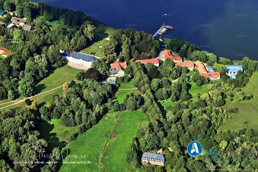 Luftbild Stiftung Louisenlund in der Gemeinde Güby | Stiftung Louisenlund: Die Einrichtung betreibt ein Internat und fördert neben schulischen Leistungen auch soziale Verantwortung, kulturelle Bildung und sportliche Aktivitäten. Die pädagogische Philosophie orientiert sich an einer ganzheitlichen Erziehung, die auf Selbstständigkeit, Toleranz und globalem Bewusstsein abzielt.