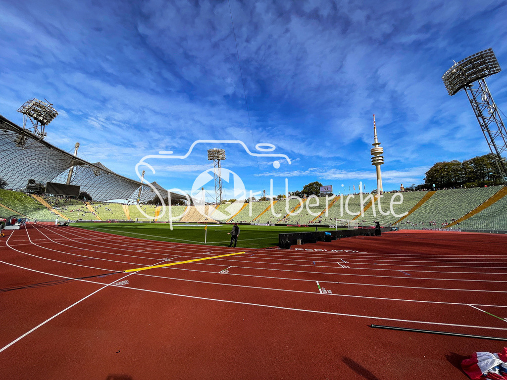 FC Bayern Muenchen - TSV 1860 Muenchen | Das Olympiastadion strahlt in der Herbstsonne / Symbolbild