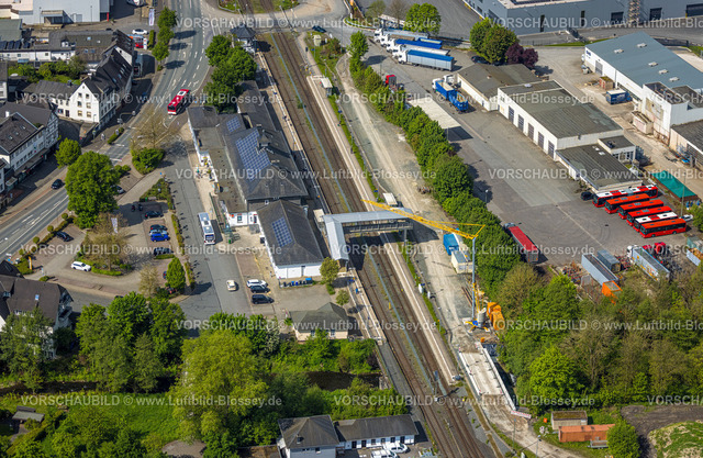 Bestwig240502949 | Luftbild, Bestwig Bahnhof, Deutsche Bahn AG, Baustelle mit Baukran, Fußgänger Übergang überdacht, , Bestwig, Sauerland, Nordrhein-Westfalen, Deutschland