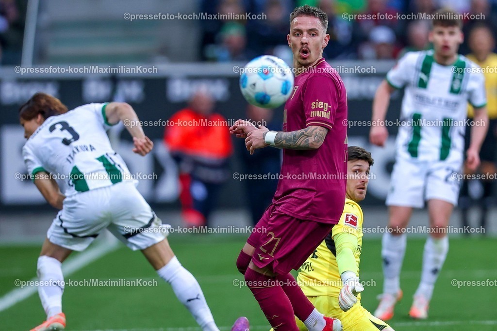 BMG21022502157 | 22.02.2025, Fußball, Borussia Mönchengladbach - FC Augsburg, 1. Fußball Bundesliga, Borussia-Park, Saison 2024 2025: Chaos vor dem Tor von Ersatztorhüter Torwart Tobias Sippel (Mönchengl. #21) - Phillip Tietz (FC Augsburg #21) blickt zum BallDFB regulations prohibit any use of photographs as image sequences and or quasi-video.