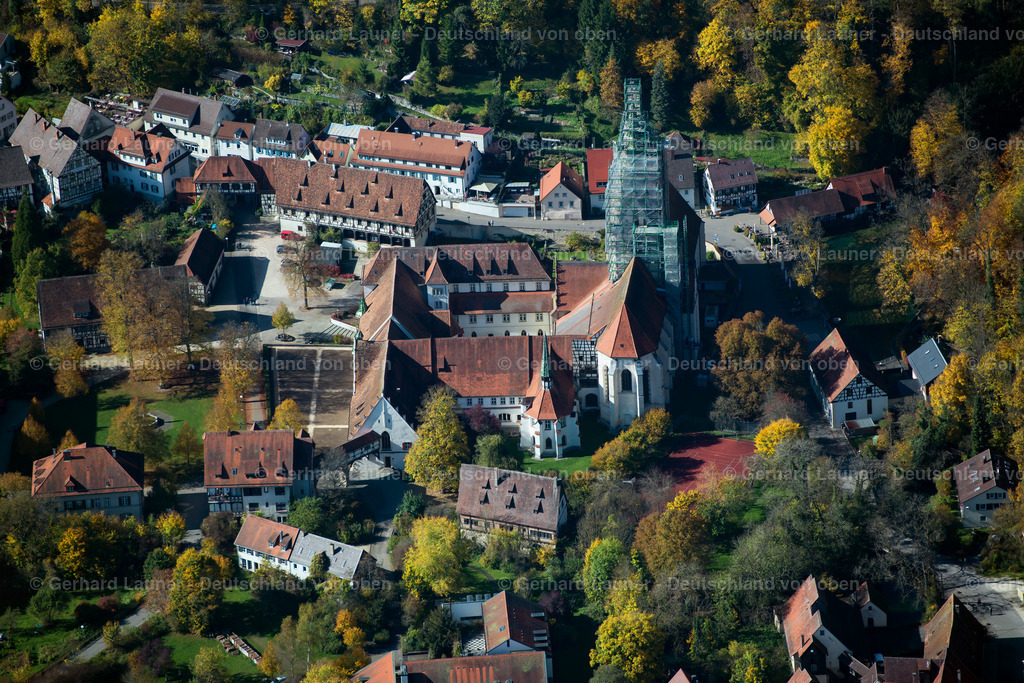 3704735 | BLAUBEUREN 16.10.2017 Kirchengebäude " Klosterkirche Blautopf " an der Straße Klosterhof in Blaubeuren im Bundesland Baden-Württemberg, Deutschland. // Church building " Klosterkirche Blautopf " on street Klosterhof in Blaubeuren in the state Baden-Wurttemberg, Germany. Foto: Gerhard Launer