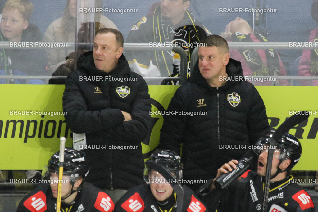 02.11.2025: DEL2  Krefeld Pinguine - Eispiraten Crimmitschau | Krefeld, Deutschland, 02.11.2025: Adrian Grygiel und Steffen Ziesche, Co-Trainer (Krefeld Pinguine) schauen während des DEL2-Spiels zwischen Krefeld Pinguine - Eispiraten Crimmitschau am 02.11. 2025 in der Yayla-Arena in Krefeld, Deutschland. (Foto Ralph Görtz / Brauer-Fotoagentur)