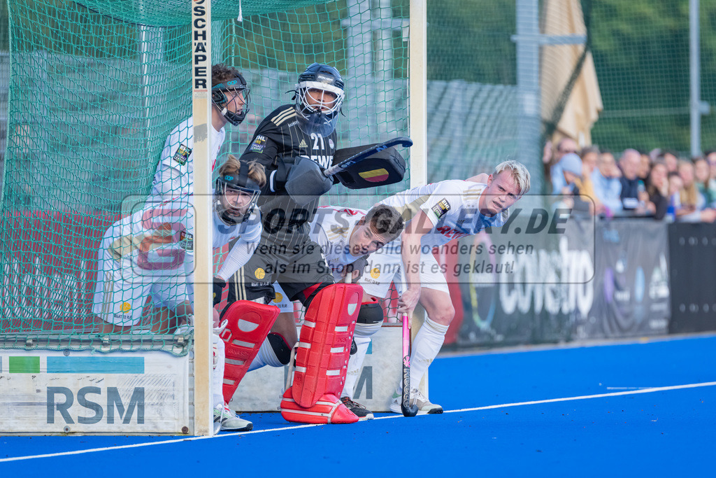 HK_20221008_100566 | 1. Bundesliga Herren Crefelder HTC - Rot-Weiss Köln am 8.10.2022 Crefelder HTC, Krefeld , Vincent Vanach ( Torwart Rot-Weiss Köln #21 ) , Tom Grambusch ( Rot-Weiss Köln #15 ) , Johannes Große ( Rot-Weiss Köln #24 )