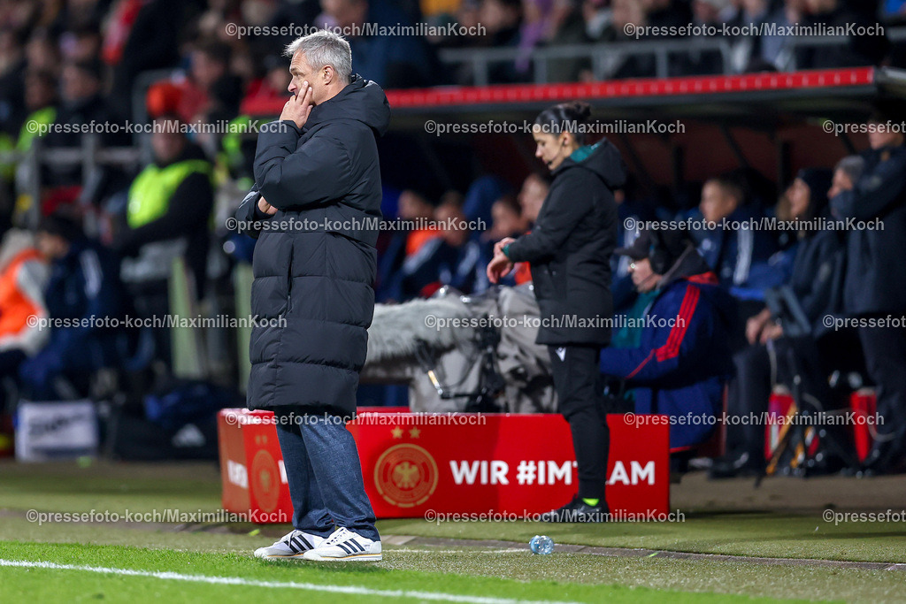 DFB02122401128 | 02.12.2024, Fußball Länderspiel Frauen, Deutschland - Italien, Vonovia-Ruhrstadion Bochum, Saison 2024 2025: Bundestrainer Christian Wück (Trainer GER)DFB regulations prohibit any use of photographs as image sequences and or quasi-video.