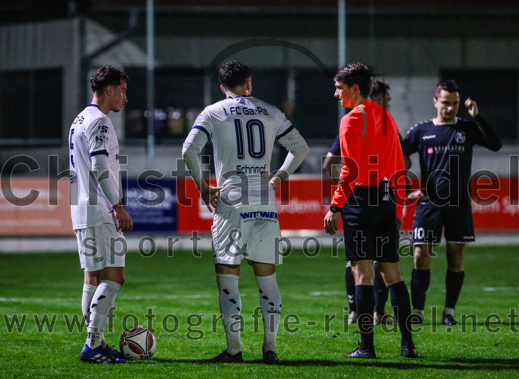 2024-03-15_066_FC_Schwaig_gegen_1_FC_Garmisch-Partenkirchen | Oberding, Deutschland, 15.03.2024:
Fußball, Landesliga Südost 2023 / 2024, 25. Spieltag, FC Schwaig gegen 1. FC Garmisch-Partenkirchen, Endergebnis: 4:0

Nicolai Bierling (1. FC Garmisch-Partenkirchen, #5), Jonas Schrimpf (1. FC Garmisch-Partenkirchen, #10),  (FC Schwaig, #)

Foto: Christian Riedel / fotografie-riedel.net