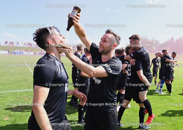 Fussball Relegation zur Oberliga, Rueckspiel  21/22: FC Holzhausen -  FC Denzlingen | Fussball Relegation zur Oberliga Rueckspiel  2021/2022      26.06.2022FC Holzhausen -  FC DenzlingenReportage beim FC Holzhausen, letzter Schritt zum Aufstieg in die Oberliga Baden -Wuerttemberg: Janik Michel (Mitte) und Luca Pantel (li) feiern mit BierFOTO: ULMER PressebildagenturxxNOxMODELxRELEASExx